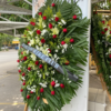 Corona Fúnebre In Memoriam: Rosas Rojas y Lirios Blancos