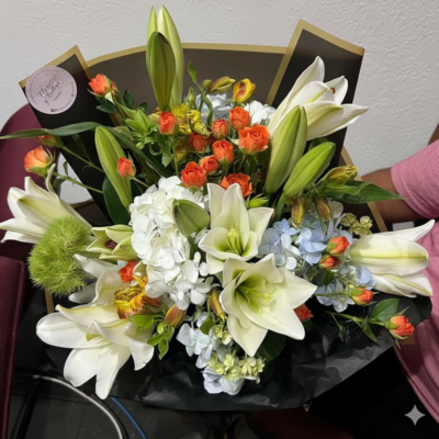 Lirios Blancos y Spray Rosas Naranja