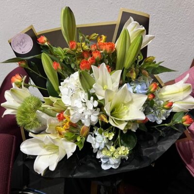 Lirios Blancos y Spray Rosas Naranja