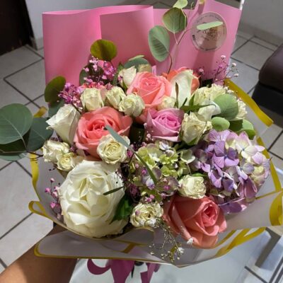 Rosas Blush, Blancas y Hortensias