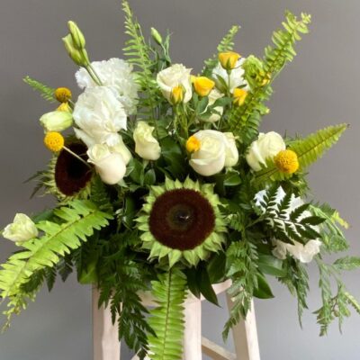 Arreglo de Girasoles y Rosas Blancas