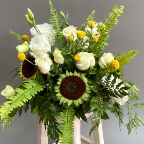 Arreglo de Girasoles y Rosas Blancas